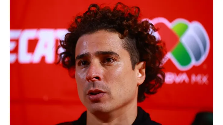 Francisco Guillermo Ochoa hizo la colecta de zapatos entre sus compañeros.