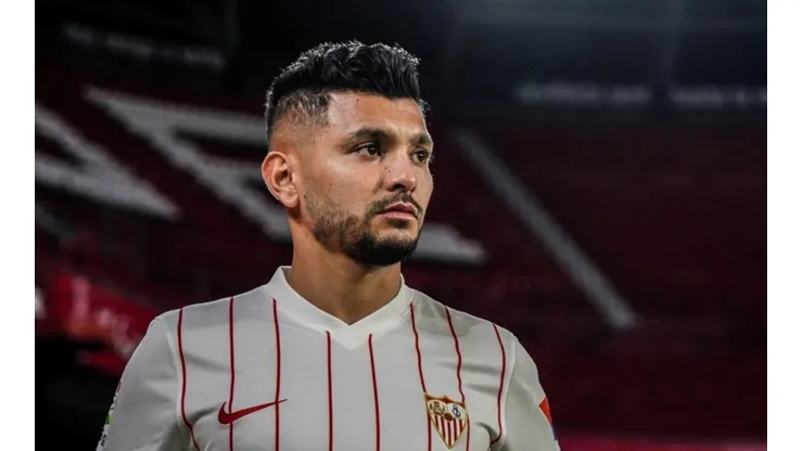 Corona fue presentado como nuevo jugador del Sevilla