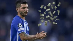 Tecatito Corona jugará en Sevilla a precio ganga