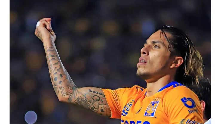 Carlos Salcedo sigue buscando su salida de los Tigres.