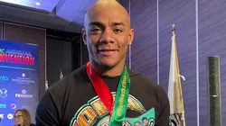 Por llevar su cinturón de campeón mundial de boxeo lo confundieron con un traficante