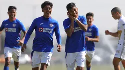 Festejo de Zabdiel Pineda en triunfo de Cruz Azul ante Pumas.