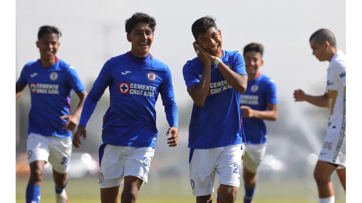 Festejo de Zabdiel Pineda en triunfo de Cruz Azul ante Pumas.