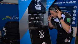 Módulo del VAR en un partido de la Liga MX.