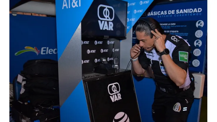 Módulo del VAR en un partido de la Liga MX.