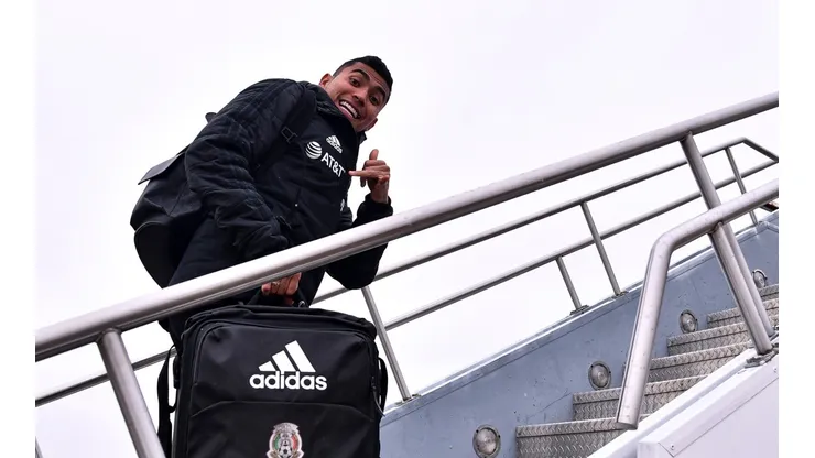 Orbelín Pineda en un vuelo con la selección mexicana.