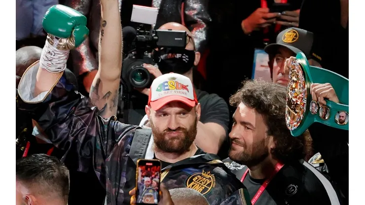 Tyson Fury acepta el reto del campeón de peso pesado de UFC
