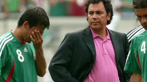 Hugo Sánchez con Pavel Pardo y Rafa Márquez tras la derrota en la final de la Copa Oro 2007.