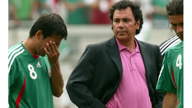 Hugo Sánchez con Pavel Pardo y Rafa Márquez tras la derrota en la final de la Copa Oro 2007.