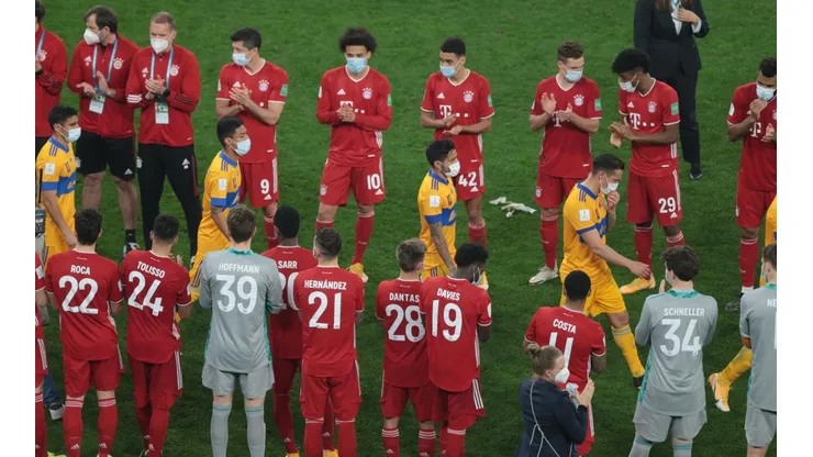 Bayern Múnich al momento que Tigres pasaba por su medalla de segundo lugar.