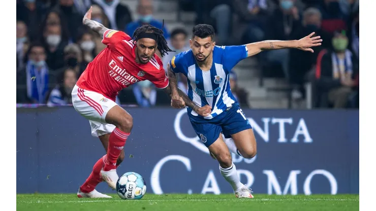 Tecatito Corona en duelo con Valentino Lazaro del Benfica.
