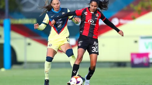 Alison González presionada por Janelly Farías, defensa del América.