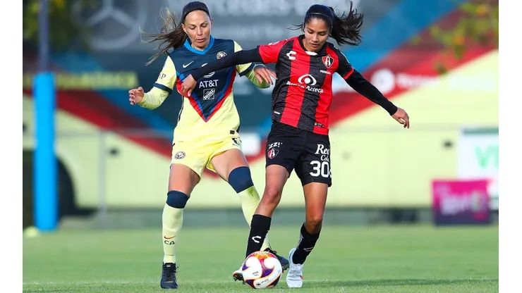 Alison González presionada por Janelly Farías, defensa del América.
