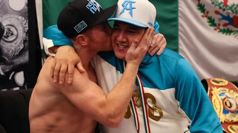 Canelo Álvarez felicitió a Eddy Reynoso.