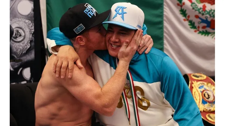 Canelo Álvarez felicitió a Eddy Reynoso.