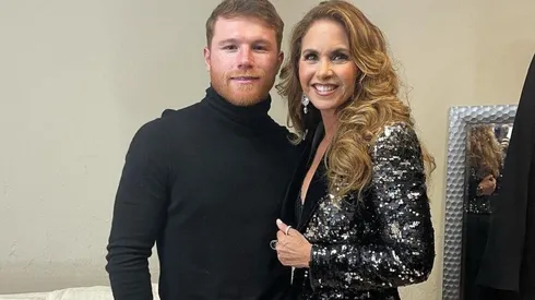 Canelo Álvarez le cantó y le robó un beso a la cantante Lucero.
