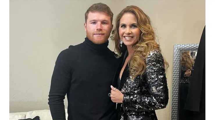 Canelo Álvarez le cantó y le robó un beso a la cantante Lucero.