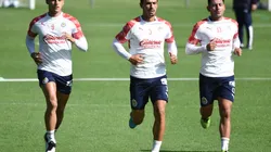 Walter Gael Sandoval en su etapa en Chivas junto con Alan Pulido y Oswaldo Alanís.