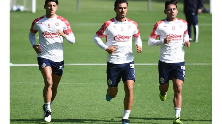 Walter Gael Sandoval en su etapa en Chivas junto con Alan Pulido y Oswaldo Alanís.