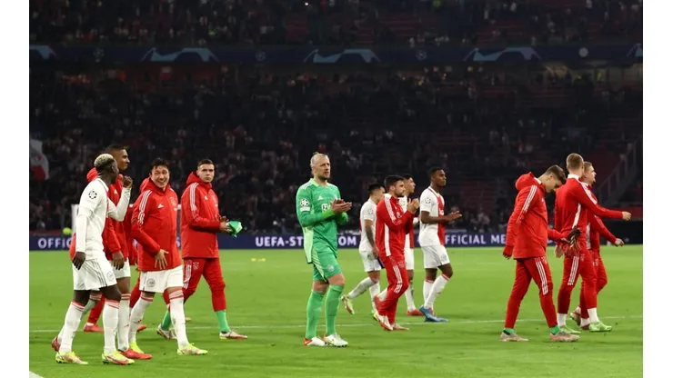 Ajax dejó pasar la oportunidad de ser único líder.
