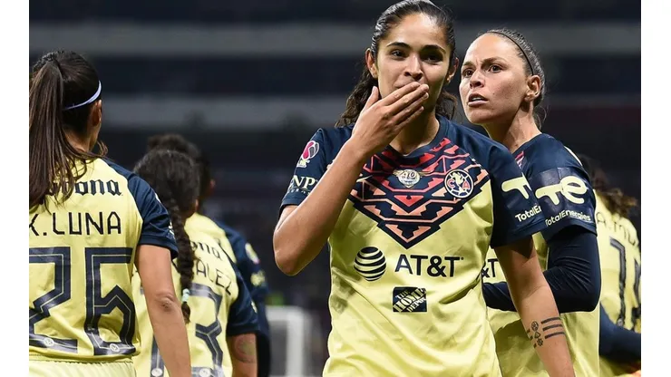 Paola Espinosa en el festejo del primer gol del partido.