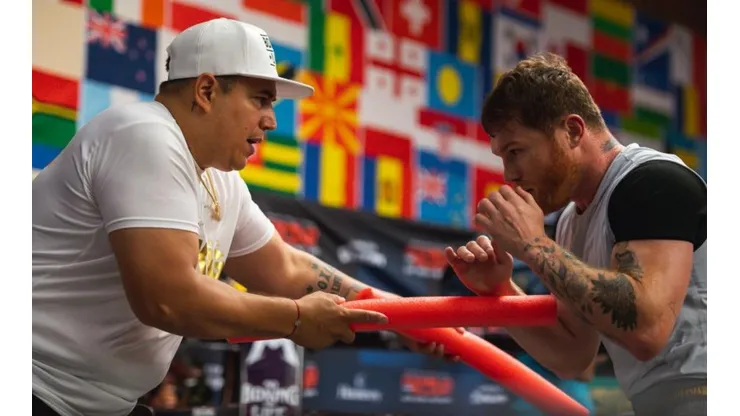 Eddy Reynoso estalló contra los críticos de Canelo Álvarez.