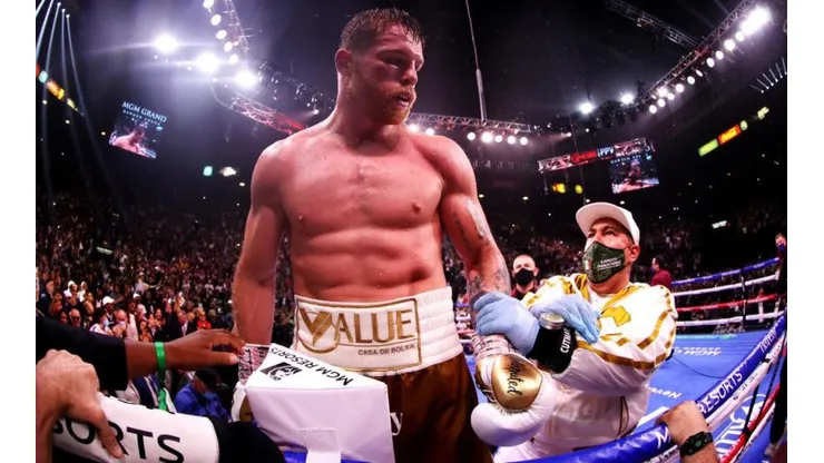 Mayweather tundió a Canelo Álvarez