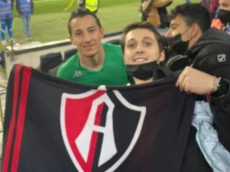 Detallazo del Principito Guardado a un aficionado del Atlas presente en el Camp Nou