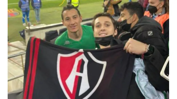 Rodrigo Salinas con Andrés Guardado en el estadio Camp Nou.