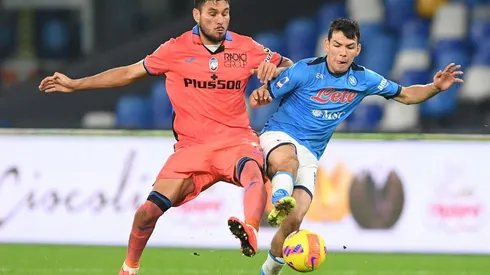 Hirving Lozano en lucha por el balón con José Luis Palomino del Atalanta