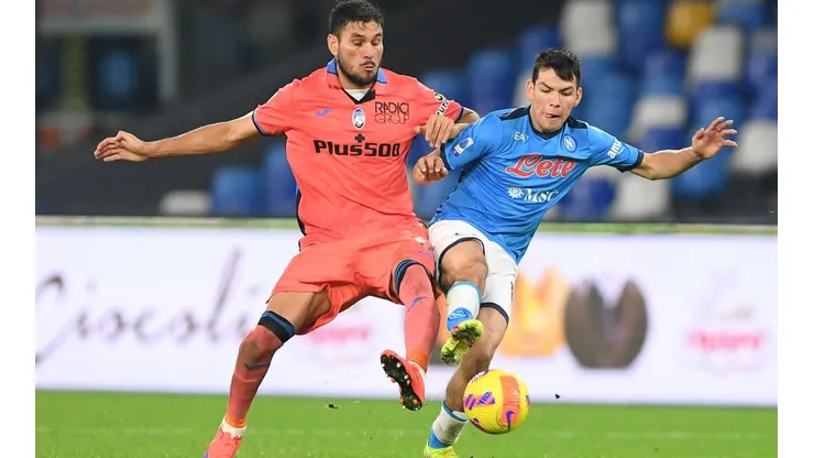 Hirving Lozano en lucha por el balón con José Luis Palomino del Atalanta