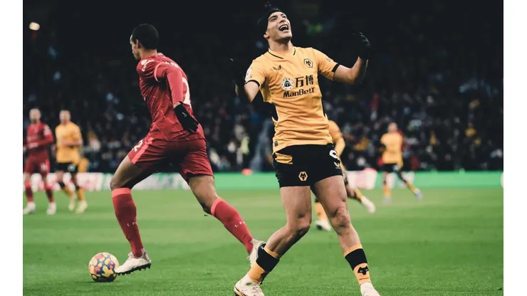 El mexicano ya suma 101 apariciones en la Premier League de Inglaterra