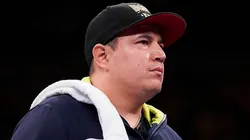 El entrenador del Canelo no puede evitar que le pidan autógrafos