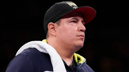 El entrenador del Canelo no puede evitar que le pidan autógrafos