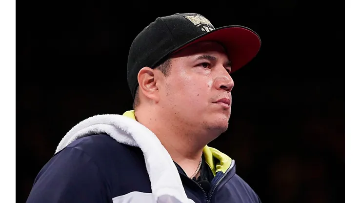 El entrenador del Canelo no puede evitar que le pidan autógrafos