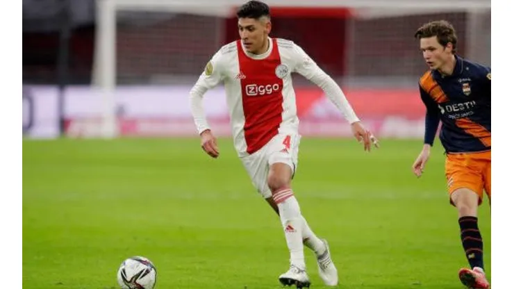 Edson Álvarez, titular en 14 de15 partidos con el Ajax en la Eredivisie 2021-22.