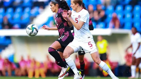 Daniela Espinosa presionada por Rebecca Quinn.