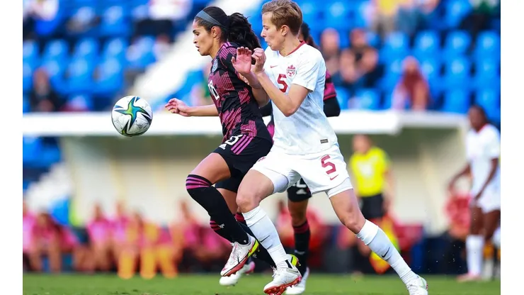 Daniela Espinosa presionada por Rebecca Quinn.