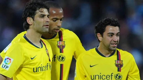 Rafa Márquez y Havi Hernández con Thierry Henry en el Barcelona.