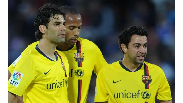 Rafa Márquez y Havi Hernández con Thierry Henry en el Barcelona.