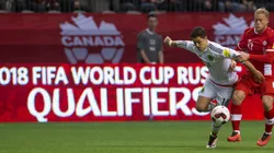 Chicharito Hernández contra Marcel de Jong; México ganó 3-0 el 25 de marzo de 2016.