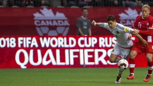 Chicharito Hernández contra Marcel de Jong; México ganó 3-0 el 25 de marzo de 2016.