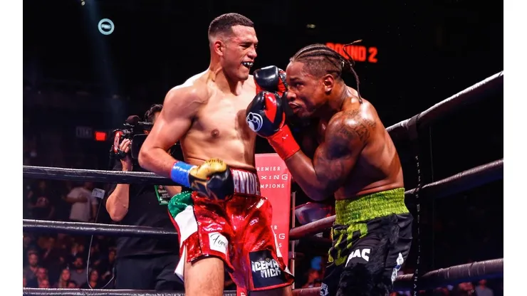 David Benavídez le usurpó un cinturón a Canelo Álvarez