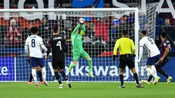 La gran atajada de Ochoa al inicio del segundo tiempo.