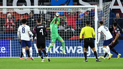 La gran atajada de Ochoa al inicio del segundo tiempo.