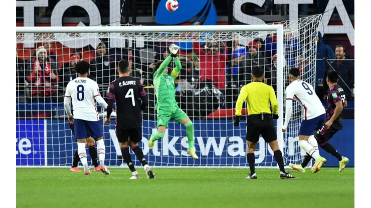 La gran atajada de Ochoa al inicio del segundo tiempo.