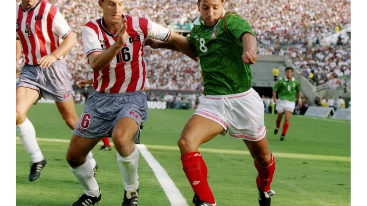 Mike Sorber y Alberto García Aspe en un amistoso que ganó Estados Unidos en 1994.
