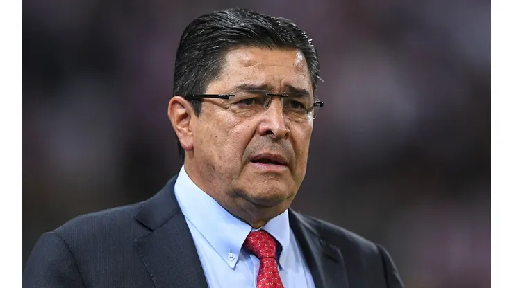 Luis Fernando Tena redujo su sueldo para dirigir a Guatemala.
