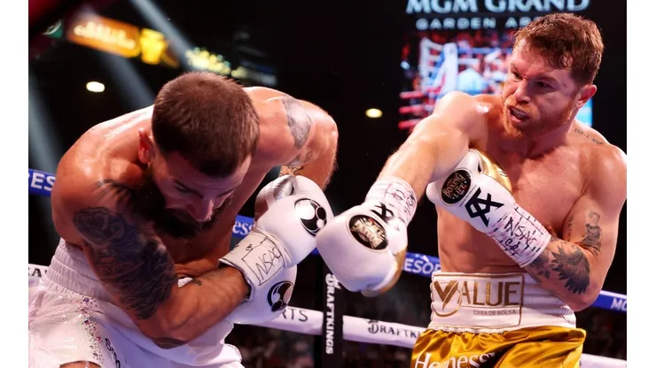 Canelo Álvarez le habló a los mexicanos tras la pelea.