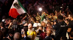 El Rey Canelo Álvarez caminó al ring acompañado por Fernando Olvera, de Maná